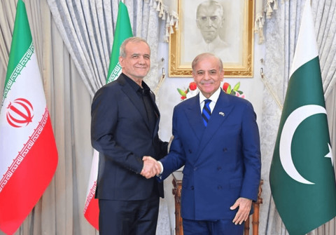 Presiden Republik Islam Iran Dr. Masoud Pezeshkian (kiri) dan Perdana Menteri Republik Islam Pakistan Muhammad Shehbaz Sharif di Islamabad, Selasa (23/6/2026). Foto: IG/@shehbazsharif