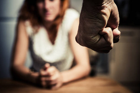 https://www.istockphoto.com/id/foto/wanita-takut-kekerasan-dalam-rumah-tangga-gm180135142-26856931