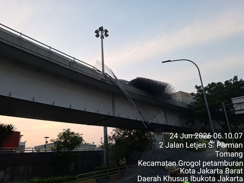 Kecelakaan tunggal truk muatan besi di tol Tomang arah Tanjung Priok. Foto: Dok. Istimewa