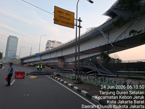 Kecelakaan tunggal truk muatan besi di tol Tomang arah Tanjung Priok. Foto: Dok. Istimewa