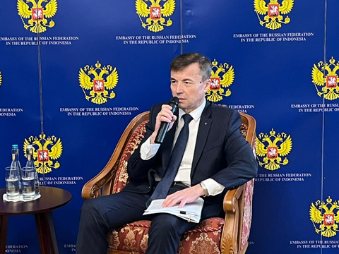 Duta Besar Rusia untuk Indonesia, Sergei Tolchenov, memberi keterangan pers di Kediaman Dubes Rusia di Jakarta, Rabu (24/6). Foto: Firda Brillianti/kumparan