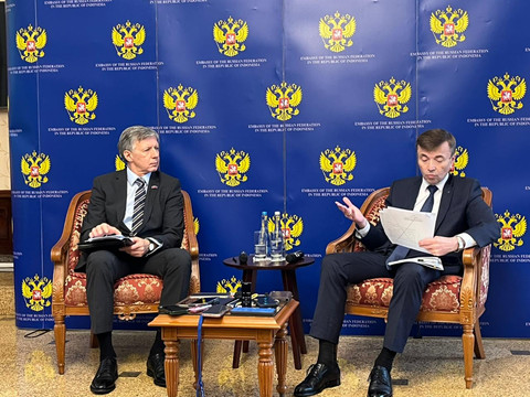 Dubes Rusia untuk RI Sergei Tolchenov (kanan) dan Dubes Rusia untuk ASEAN Evgeny Zagaynov memberi keterangan pers di Kediaman Dubes Rusia di Jakarta, Rabu (24/6). Foto: Aulia Firdaus Brillianti/kumparan
