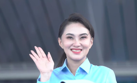 Gubernur Maluku Utara Sherly Tjoanda melambaikan tangan saat disapa Presiden Prabowo Hadiri Puncak Pekan Nasional Petani Nelayan XVII 2026, Gorontalo, 24 Juni 2026. Foto: YouTube/ Sekretariat Presiden