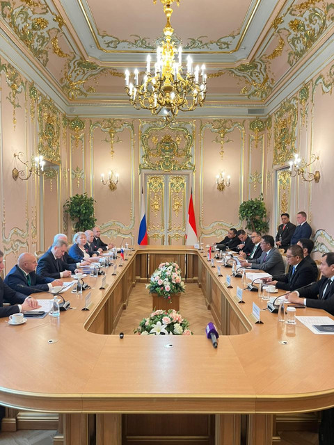 Menteri Hukum RI Supratman Andi Agtas bersama Jaksa Agung Rusia Aleksandr V. Gutsan menandatangani Kerja Sama Hukum di Gedung Kejaksaan Agung Rusia di St. Petersburg, Rabu (24/6/2026). Foto: Dok. Istimewa