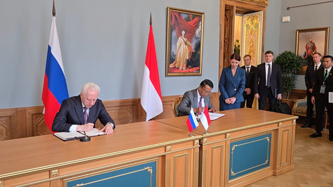 Menteri Hukum RI Supratman Andi Agtas bersama Jaksa Agung Rusia Aleksandr V. Gutsan menandatangani Kerja Sama Hukum di Gedung Kejaksaan Agung Rusia di St. Petersburg, Rabu (24/6/2026). Foto: Dok. Istimewa