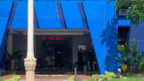 Korps Pemberantasan Tindak Pidana Korupsi (Kortas Tipikor) Polri menggeledah Kantor Pengawasan dan Pelayanan Bea dan Cukai (KPPBC) Tipe Madya Pabean Juanda di Jalan Raya Bandara Juanda, Kecamatan Sedati, Kabupaten Sidoarjo, Rabu (24/6/2026)  Foto: Farusma Okta Verdian/kumparan