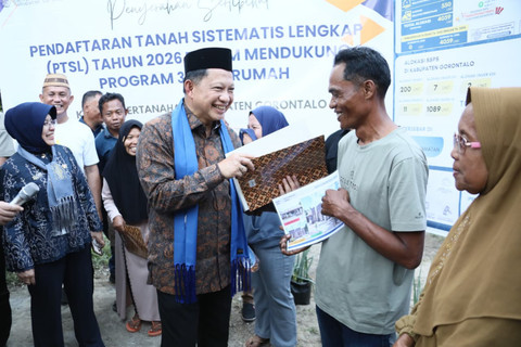 Mendagri Tito Karnavian saat meninjau pelaksanaan program BSPS di Desa Pone, Kecamatan Limboto Barat, Kabupaten Gorontalo, Selasa (23/6/2026). Foto: Kemendagri RI