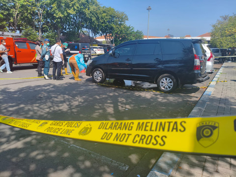Penemuan mayat wanita di dalam mobil Toyota Innova berpelat merah dengan nomor polisi M 1090 GP di Parkiran Terminal 1 Bandara Juanda. Foto: Istimewa