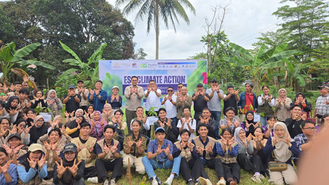 Pegadaian bersama Gerbangtara, Enable Project, World Cleanup Day (WCD) Kalimantan Timur, pemerintah daerah, sektor swasta, akademisi dan masyarakat berpartisipasi dalam Program 2.000 Pohon di Desa Budaya Pampang, Samarinda. Foto: Dok. Pegadaian