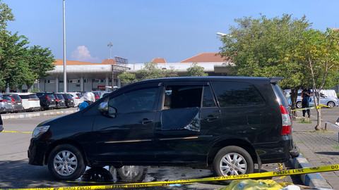 Seorang wanita belum diketahui identitasnya ditemukan tewas di dalam mobil yang terparkir di Terminal 1 Bandara Juanda, Kabupaten Sidoarjo, Rabu (24/6/2026). Foto: Farusma Okta Verdian/kumparan