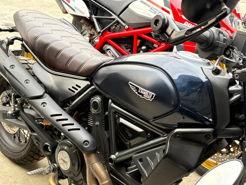 Aset-aset (kendaraan) rampasan Eks Wamenaker Noel Ebenezer Gerungan terkait kasus korupsi penerbitan sertifikasi K3 di Kemenaker berupa 1 mobil BAIC BJ40 dan 1 motor Ducati Scrambler , Gedung Rupbasan KPK RI, Jakarta Timur, (24/6). Foto: Kevin Daniel/kumparan