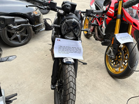 Aset-aset (kendaraan) rampasan Eks Wamenaker Noel Ebenezer Gerungan terkait kasus korupsi penerbitan sertifikasi K3 di Kemenaker berupa 1 mobil BAIC BJ40 dan 1 motor Ducati Scrambler , Gedung Rupbasan KPK RI, Jakarta Timur, (24/6). Foto: Kevin Daniel/kumparan