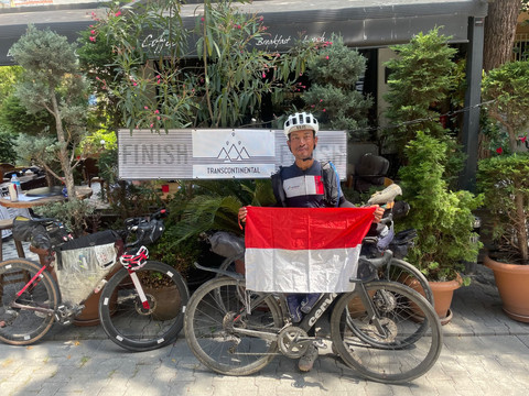 Bambang Anggoro Jati, atlet ultra-cycling asal Gamping, Sleman, saat mengikuti ajang Transcontinetal Race 2024. Foto: Dok. Istimewa