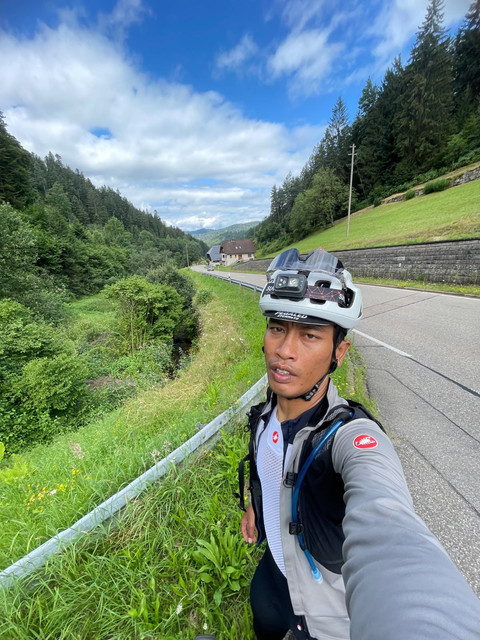 Bambang Anggoro Jati, atlet ultra-cycling asal Gamping, Sleman, saat mengikuti ajang Transcontinetal Race 2024. Foto: Dok. Istimewa