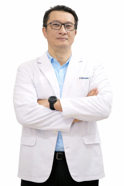 dr. Dicky Aligheri Wartono, Sp.BTKV(K), FIHA, FICA, Dokter Spesialis Bedah Toraks,
Kardiak & Vaskular Siloam Hospitals Lippo Village. Foto: Dok. Siloam Hospital