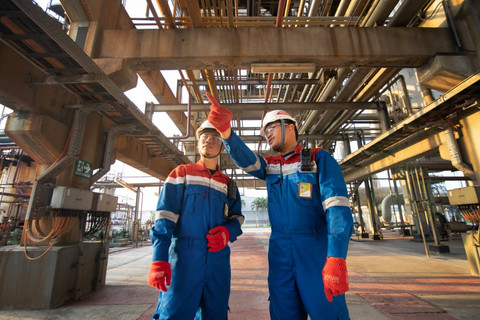 Ilustrasi karyawan Pertamina saat memeriksa pipa migas. Foto: Dok. Pertamina
