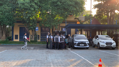 Korps Pemberantasan Tindak Pidana Korupsi (Kortas Tipidkor) Mabes Polri menggeledah Kantor Pengawasan dan Pelayanan Bea dan Cukai (KPPBC) Tipe Madya Pabean Juanda, Sidoarjo, Jawa Timur, Rabu (24/6/2026). Foto: Farusma Okta Verdian/kumparan