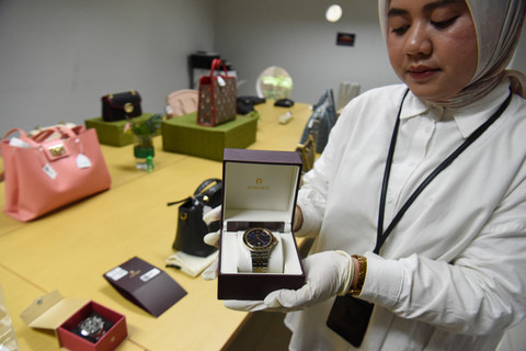 Petugas KPK menunjukkan arloji hasil rampasan KPK saat Rilis Barang Sitaan Perkara Kemnaker dan Penyerahan Uang Rampasan Perkara PT. Taspen di Gedung Rupbasan KPK, Jakarta, Rabu (24/6/2026). Foto: Indrianto Eko Suwarso/ANTARA FOTO