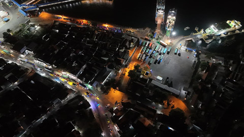 Kepadatan kendaraan di Pelabuhan Ketapang, Banyuwangi, Rabu (24/6/2026) malam. Foto: Dok. ASDP Ketapang
