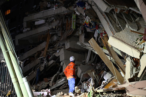 Petugas penyelamat mencari korban di bangunan yang runtuh setelah gempa bumi melanda Caracas, Venezuela, Rabu (24/6/2026). Foto: Federico Parra/AFP