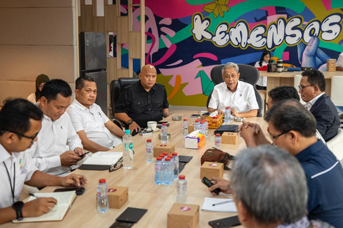 Wamensos Agus Jabo menerima audiensi Lembaga Pengembangan dan Pemberdayaan Masyarakat Digital (LP2MD) ITB Visi Nusantara Bogor di Kantor Kemensos, Jakarta Pusat, Rabu (24/6/2026). Foto: Dok. Kemensos