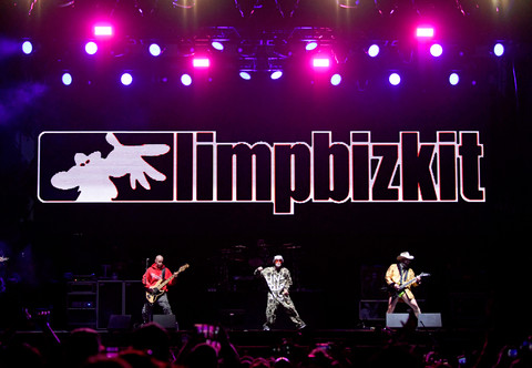 Sam Rivers, Fred Durst, dan Wes Borland dari grup musik Limp Bizkit tampil di atas panggung dalam acara KROQ Weenie Roast & Luau di Doheny State Beach, Dana Point, California, Amerika Serikat, Sabtu (8/6/2019). Foto: Frazer Harrison/Getty Images/AFP