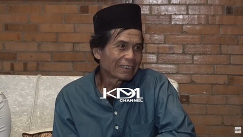 Tata, ayahnya Taufik Hidayat saat bertemu Gubernur Jawa Barat Dedi Mulyadi. Foto: Youtube/ Kang Dedi Mulyadi Channel