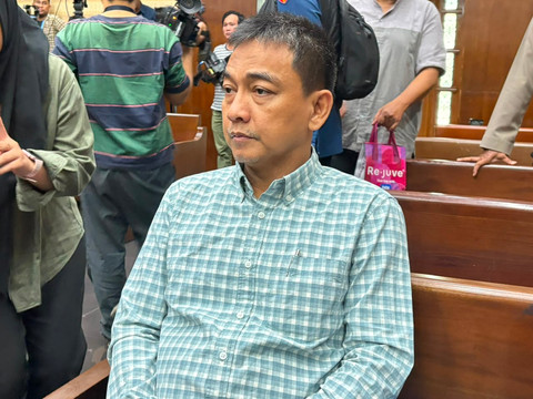 Eks ketua Ombudsman RI Hery Susanto tiba di Pengadilan Tipikor Jakarta untuk menjalani sidang dakwaan terkait dugaan tindak pidana korupsi dalam kegiatan tata kelola usaha pertambangan nikel tahun 2013-2025, (25/6/2026). Foto: Kevin Daniel/kumparan