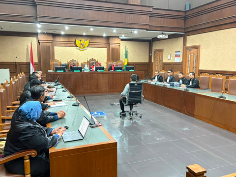 Eks ketua Ombudsman RI Hery Susanto menjalani sidang dakwaan terkait dugaan tindak pidana korupsi dalam kegiatan tata kelola usaha pertambangan nikel tahun 2013-2025, Pengadilan Tipikor, Jakarta, (25/6/2026). Foto: Kevin Daniel/kumparan