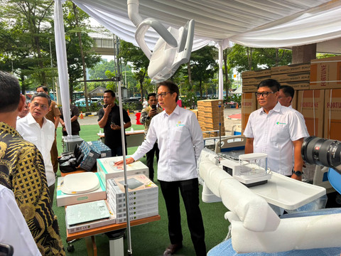 Menteri Kesehatan RI, Budi Gunadi Sadikin, saat mengecek sejumlah alat kesehatan di acara serah terima dukungan alat kesehatan kepada puskesmas terdampak bencana di wilayah Sumatera, di Kantor Kementerian Kesehatan, Jakarta, Kamis (25/6/2026).  Foto: Jeni Ritanti/kumparan