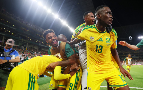 Pemain Afrika Selatan, Thapelo Maseko, merayakan gol pertama yang dicetaknya bersama Lyle Foster dan Sphephelo Sithole dalam laga Grup A Piala Dunia FIFA 2026 melawan Korea Selatan di Stadion Monterrey, Monterrey, Meksiko, Rabu (24/6/2026). Foto: Eloisa Sanchez/REUTERS