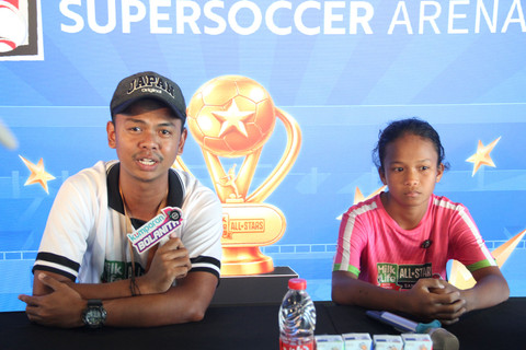 Pelatih Samarinda Taufik Hidayat dan pemain Adiba Sanas Primayuga di MilkLife Soccer Challenge 2026 All-Stars. Foto: Vega Ma'arijil Ula/kumparan