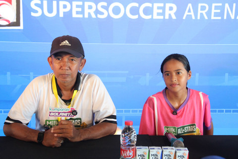 Pelatih Banjarmasin Indra Syafruddin dan pemain Nabila Safitri di MilkLife Soccer Challenge 2026 All-Stars. Foto: Vega Ma'arijil Ula/kumparan