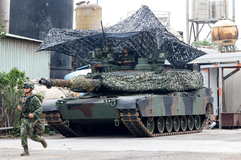 Sebuah tank M1A2T Abrams selama Latihan Kesiapan Tempur Langsung di Taoyuan, Taiwan, Kamis (25/6/2026). Foto: Ann Wang/REUTERS