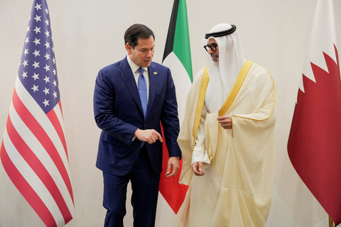 Menteri Luar Negeri AS Marco Rubio berbicara dengan Menteri Luar Negeri Kuwait Sheikh Jarrah Jaber Al-Ahmad Al-Sabah pada pertemuan dengan para menteri luar negeri negara-negara anggota Dewan Kerja Sama Teluk di Bahrain, Kamis (25/6/2026). Foto: Eric Lee/REUTERS