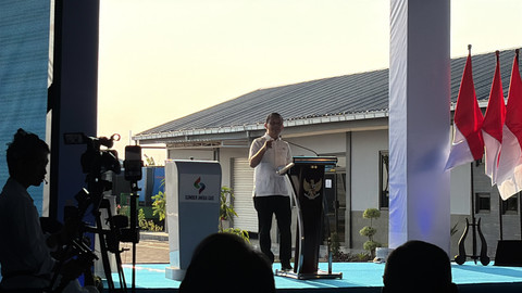 Menteri Energi dan Sumber Daya Mineral (ESDM) Bahlil Lahadalia meresmikan fasilitas Mini Liquefied Natural Gas (LNG) Plant PT Sumber Aneka Gas (SAG), anak usaha PT Super Energy Tbk (SURE), dengan nilai investasi Rp 1,1 triliun. Foto: kumparan