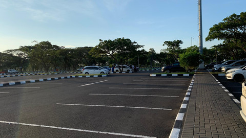 Area parkir U2 Terminal 1 Bandara Juanda Sidoarjo, tempat mayat wanita dalam mobil pelat merah ditemukan, Kamis (25/6/2026). Foto: Farusma Okta Verdian/kumparan