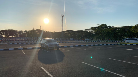Area parkir U2 Terminal 1 Bandara Juanda Sidoarjo, tempat mayat wanita dalam mobil pelat merah ditemukan, Kamis (25/6/2026). Foto: Farusma Okta Verdian/kumparan