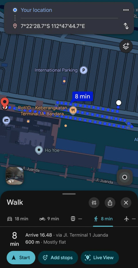 Tangkapan layar Google Maps jarak antara pintu keberangkatan Terminal 1 Bandara Juanda Sidoarjo dengan area parkir U2. Foto: Google Maps