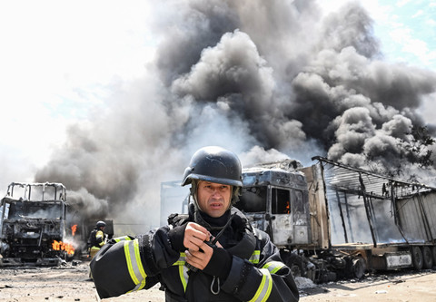 Seorang petugas pemadam kebakaran bekerja di lokasi serangan pesawat tak berawak Rusia, di tengah serangan Rusia terhadap Ukraina, di Zaporizhzhia, Ukraina, Kamis (25/6/2026). Foto: Stringer/REUTERS