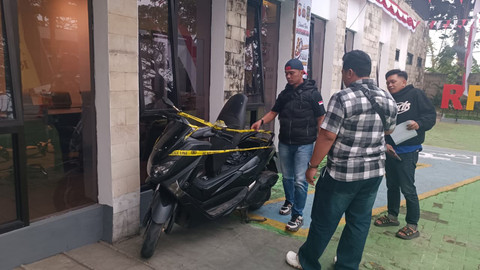 Motor yang digunakan pelaku penganiayaan dan penyekapan, Taufik Hidayat, selama menjadi DPO kasus tersebut kini diamankan di Polda, Kamis (25/6/2026). Foto: Abisatya/kumparan