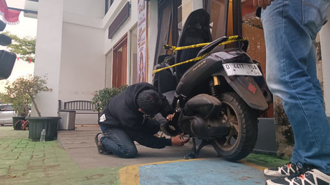 Motor yang digunakan pelaku penganiayaan dan penyekapan, Taufik Hidayat, selama menjadi DPO kasus tersebut kini diamankan di Polda, Kamis (25/6/2026). Foto: Abisatya/kumparan