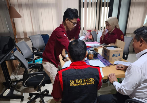 Kejati DIY menggeledah kantor Dinas Koperasi UKM DIY pada Kamis (25/6). Foto: Dok. Kejati DIY