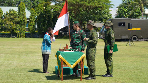 Komandan batalion OPM dan 7 anggotanya kembali ke NKRI. Foto: Kogabwilhan III