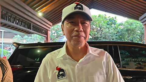 Presiden ke-7 Jokowi menggunakan topi dan kemeja PSI terbang ke Lampung. Foto: Dok. kumparan