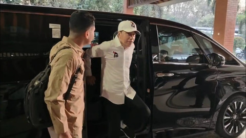 Presiden ke-7 Jokowi menggunakan topi dan kemeja PSI terbang ke Lampung. Foto: Dok. kumparan