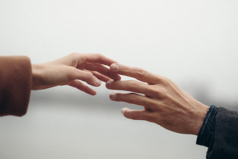 Foto oleh Максим  dari Pexels: https://www.pexels.com/id-id/foto/tangan-koneksi-keterkaitan-hubungan-11966989/ 