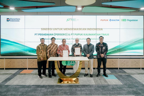 Pegadaian dan Pupuk Kalimantan Timur menandatangani Nota Kesepahaman tentang sinergi bisnis lintas industri di Kantor Pusat Pegadaian, Jakarta pada Selasa (24/6). Foto: Dok. Pegadaian