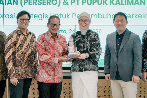 Direktur Pemasaran, Penjualan dan Pengembangan Produk PT Pegadaian (Persero), Selfie Dewiyanti (kedua dari kanan) dan Direktur Keuangan & Umum PT Pupuk Kaltim, Qomaruzzaman (kedua dari kiri) dalam penandatanganan Nota Kesepahaman tentang sinergi bisnis lintas industri di Kantor Pusat Pegadaian, Jakarta pada Selasa (24/6). Foto: Dok. Pegadaian