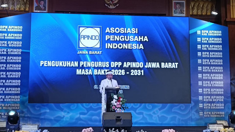 Gubernur Jawa Barat, Dedi Mulyadi, saat memberikan sambutan dalam Pengukuhan Pengurus DPP APINDO Jawa Barat Periode 2026-2031 di eL Hotel Bandung, Kota Bandung, Jumat (26/6/2026). Foto: Abisatya/kumparan